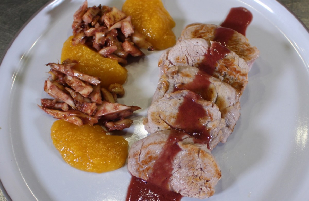 Solomillo de cerdo con salsa de oporto, orejones y setas