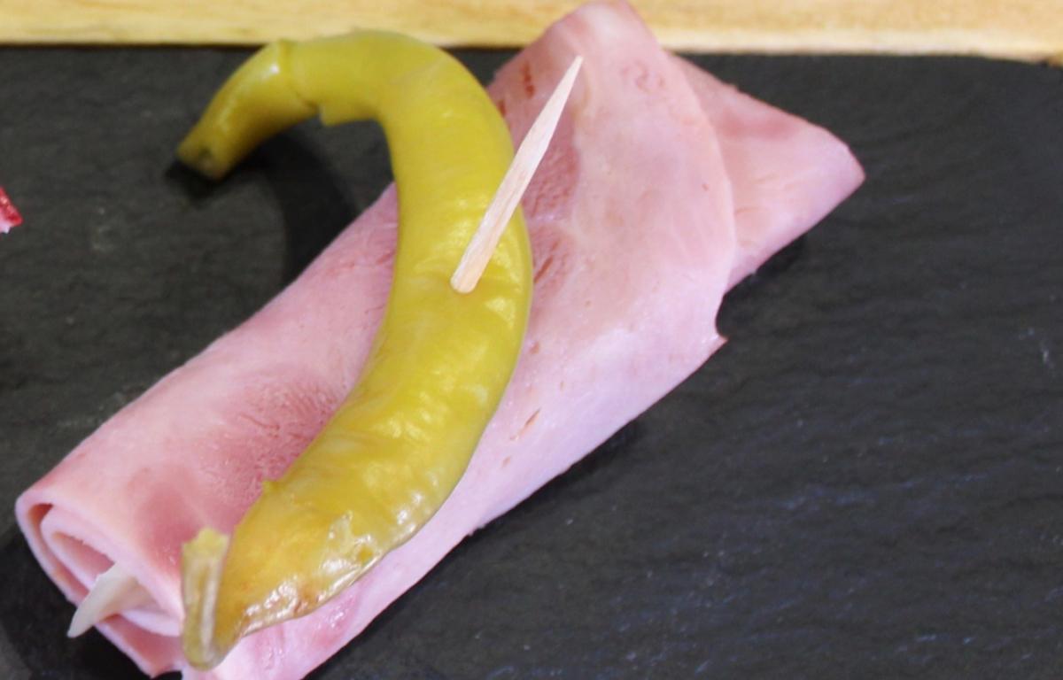 Rollitos de lacón, queso y piparras
