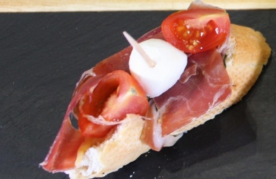 Tosta de jamón con tomate, mozzarella y albahaca