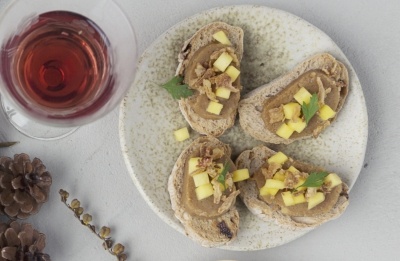 Canapés de turrón de foie, cebolla frita y mango thermomix