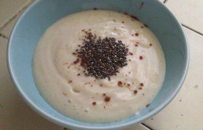 Yogur con almendras y semillas de amapola