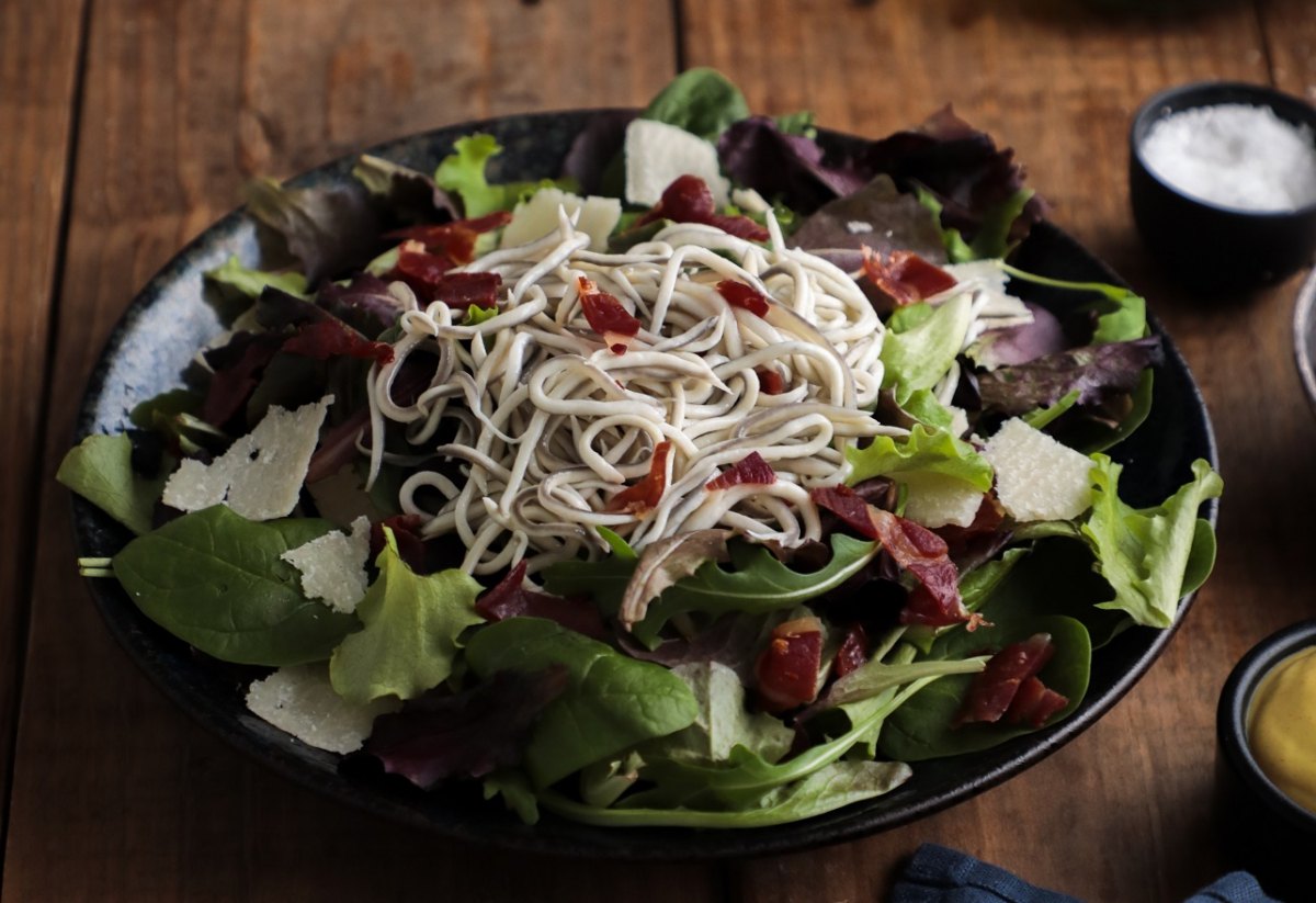 Ensalada de gulas con brotes, jamón crujiente y parmesano