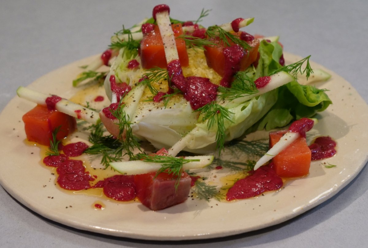 Ensalada con salmón marinado y remolacha