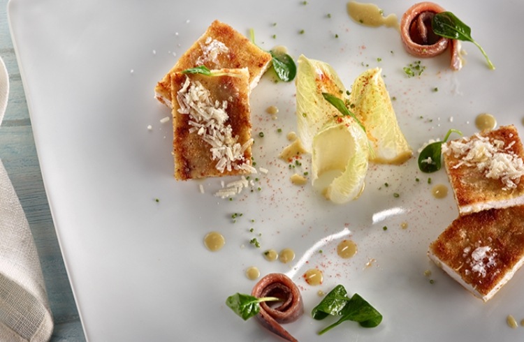 Pechuga de pollo empanada con queso y avellanas