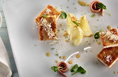 Pechuga de pollo empanada con queso y avellanas