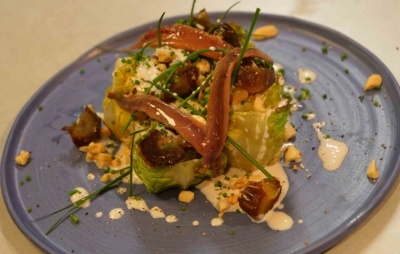 Cogollos de lechuga con anchoas, dátiles y frutos secos