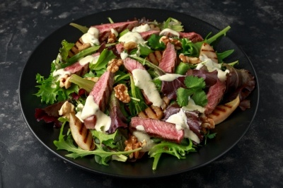 Ternera en ensalada con peras, nueces, brotes tiernos y salsa de queso azul