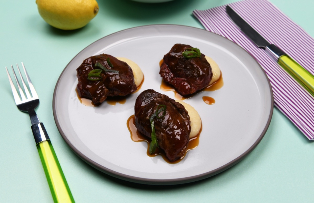 Carrilleras de ibérico con gastrique salsa de limón y puré de su piel