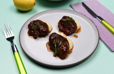 Carrilleras de ibérico con gastrique salsa de limón y puré de su piel