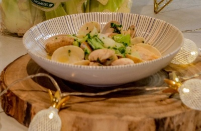 Col china pak choi con almejas en salsa verde