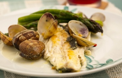 Lubina con almejas y espárragos trigueros
