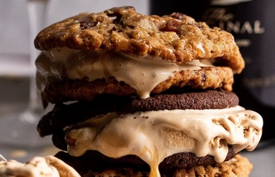 Sándwich de cookies de chocolate con helado de baileys