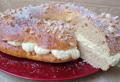 Roscón de reyes relleno de nata especiada