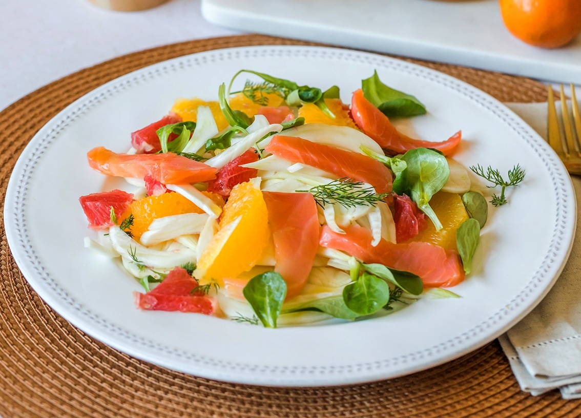 Ensalada de salmón ahumado con hinojo y cítricos