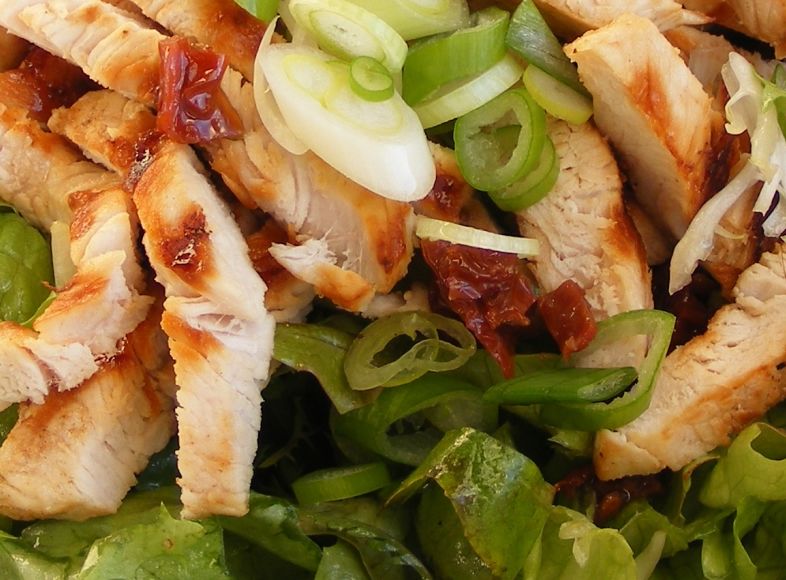 Ensalada tibia de pavo y pimientos