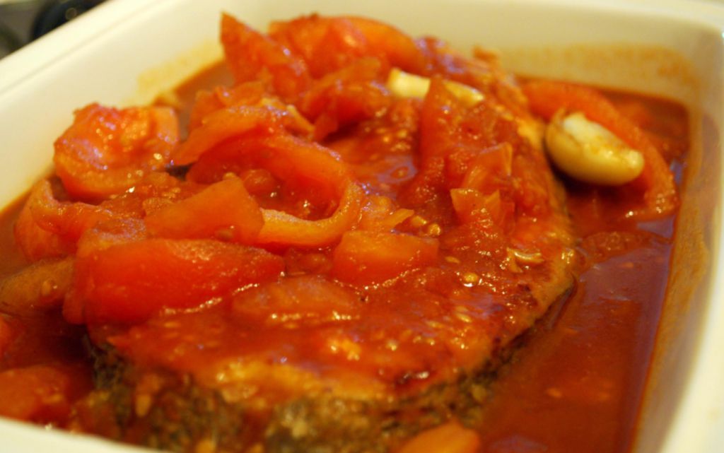Merluza con compota de cebolla y tomate