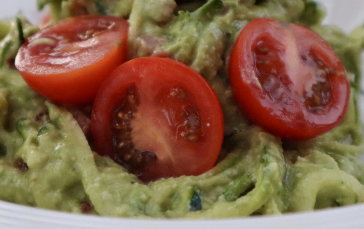 Ensalada de tomate con crema de aguacate