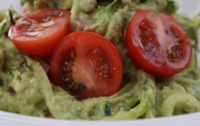 Ensalada de tomate con crema de aguacate