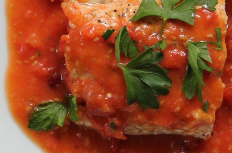 Colas de salmón con tomate