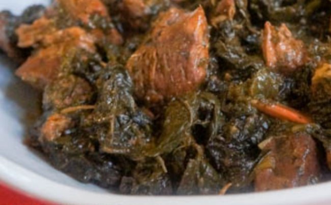 Carne estofada con espinacas