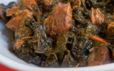 Carne estofada con espinacas