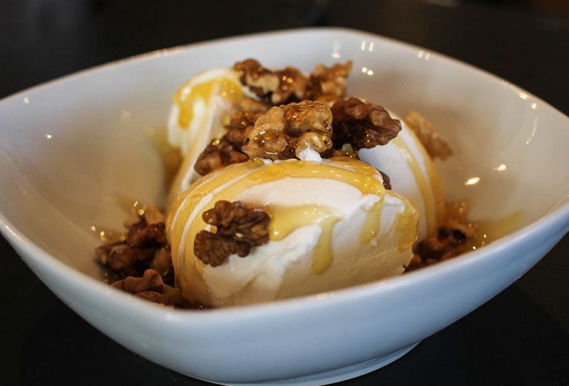 Helado con nueces caramelizadas y chocolate