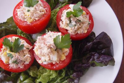 Tomates rellenos de atún y huevo