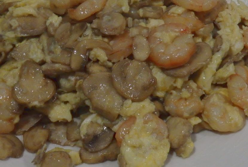 Huevos revueltos con setas y gambas