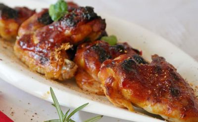 Pollo con salsa roja