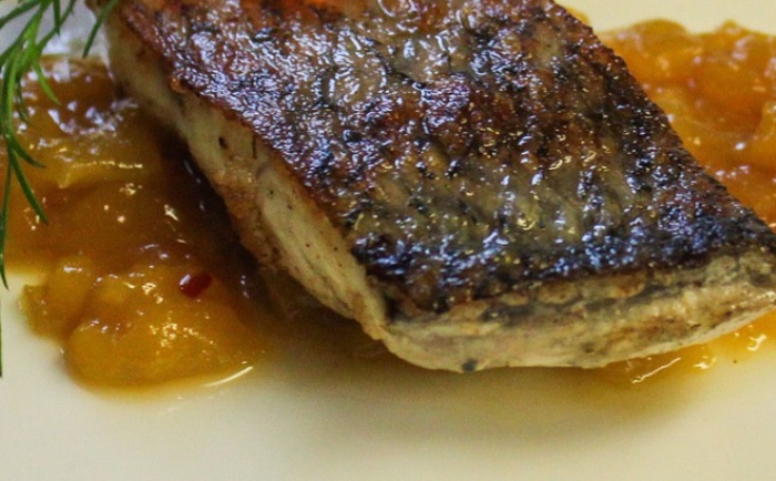 Dorada con sofrito de almejas y manzanas