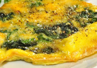 Tortilla de espinacas con piñones y pasas