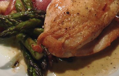 Pollo asado con espárragos