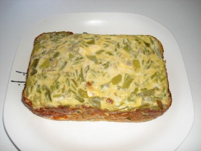 Pastel de judias verdes  y cebolla con salsa de piquillos