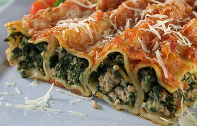 Canelones de espinaca, pasas y piñones
