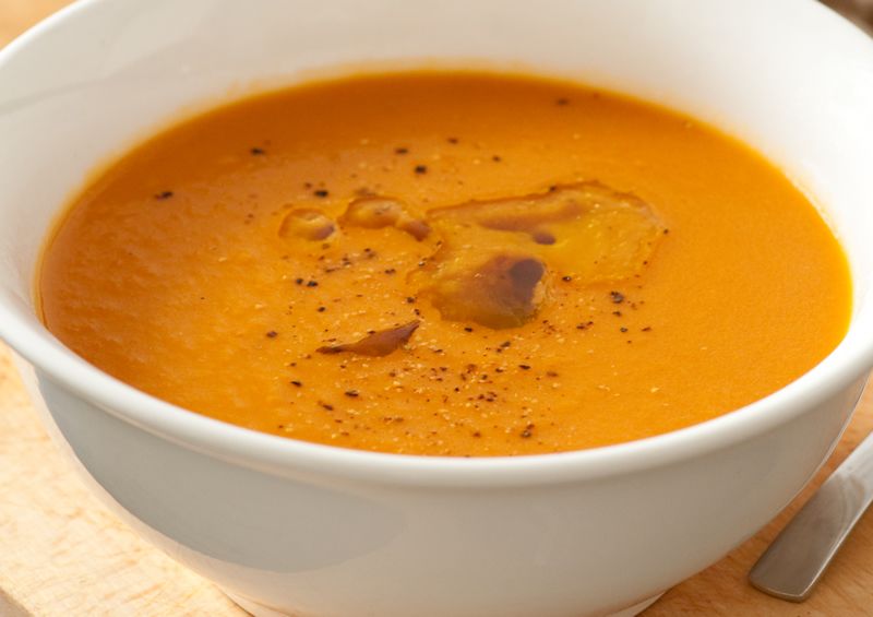 Sopa de tomate con champiñones y orégano