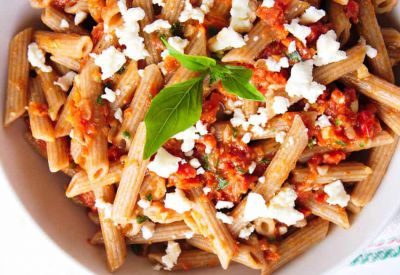 Espaguetis con salsa de berenjena y queso fresco