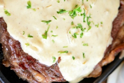 Escalopes de ternera con queso y piñones