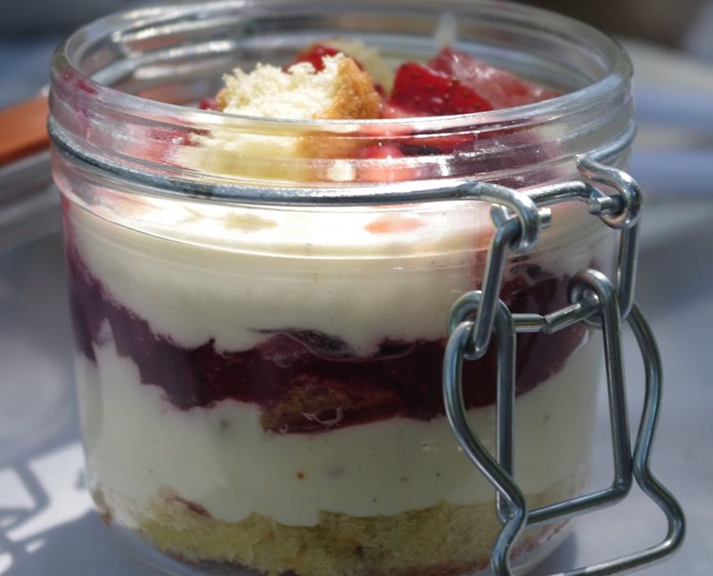 Copa de bizcocho con yogur y plátano