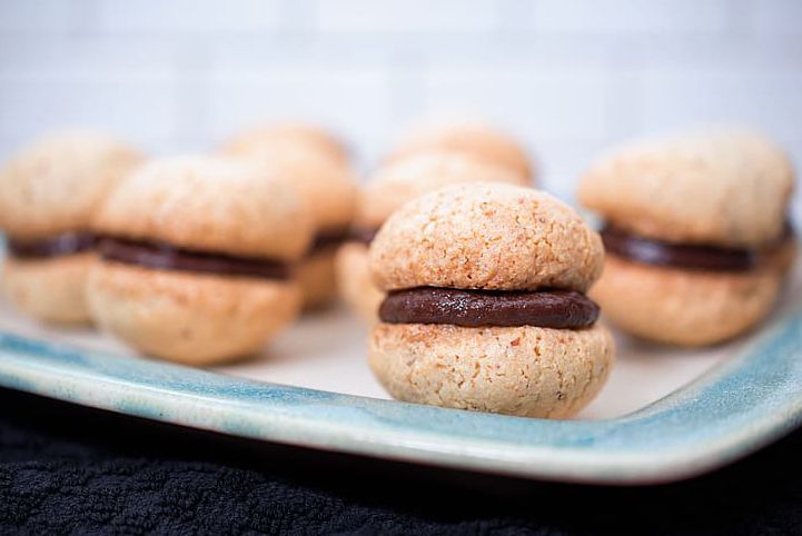 Galletas de coco rellenas de chocolate