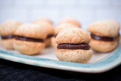 Galletas de coco rellenas de chocolate
