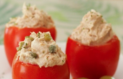Tomates rellenos de atún