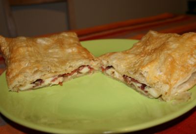 Empanada dulcesalada de jamón, queso y dátiles