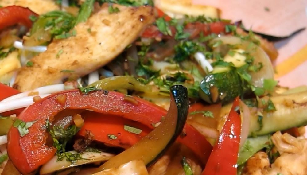 Wok de pollo al curry con verduritas