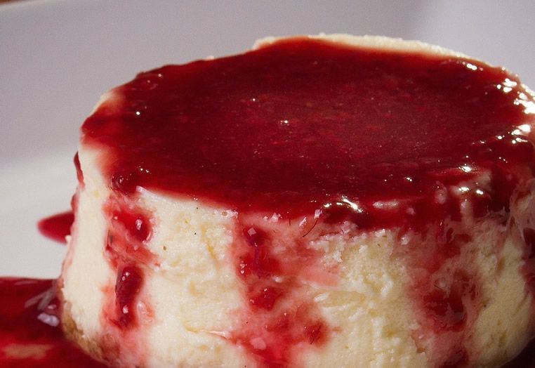 Puding de manzanas con coulis de fresas