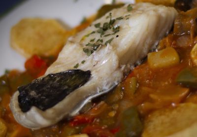 Bacalao encebollado con pimientos asados