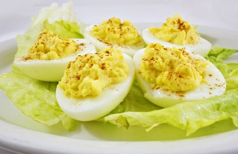 Huevos rellenos de jamón a la mostaza