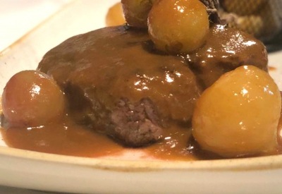 Entrecot con cebolletas al vino