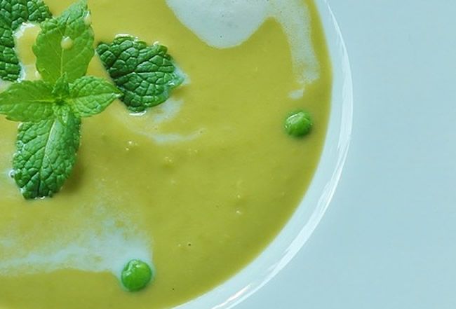 Crema de guisantes con queso en costra