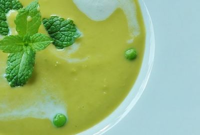 Crema de guisantes con queso en costra