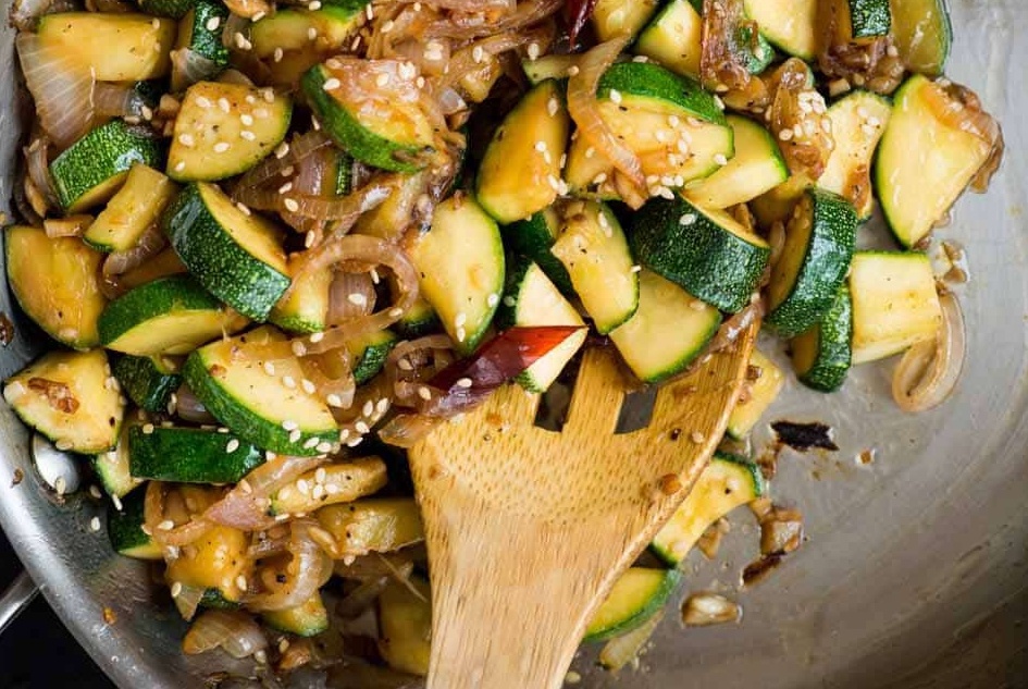 Wok de calabacines con sésamo
